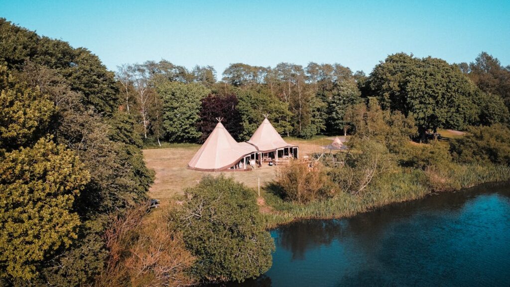 free-photo-of-wedding-venue-by-lake - Elamusmajutus.eu